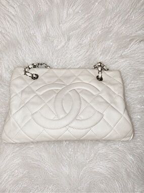 CHANEL CC LOGO IVORY QUILTED LEATHER CHAIN STRAP PURSE $2999 ⭐️FREE SHIPPING⭐️